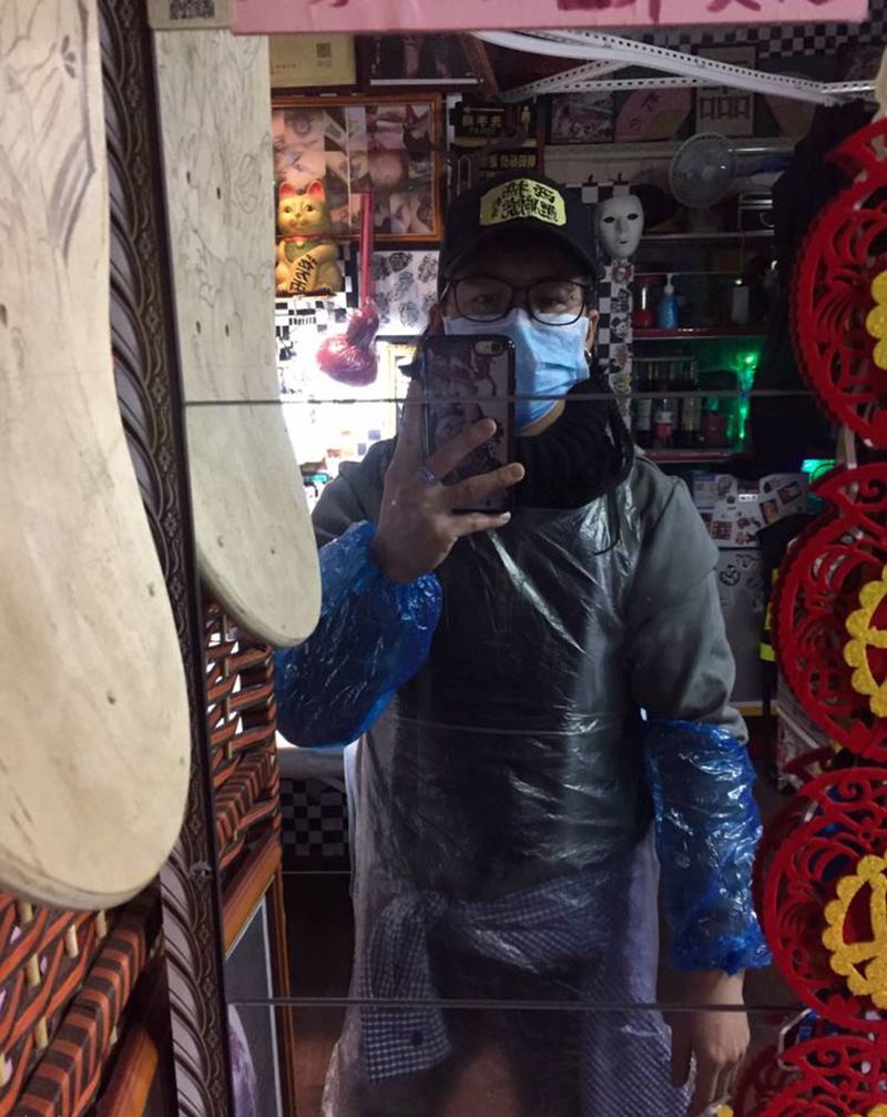 年初四防护服上班纹身图片_颈部纹身图案