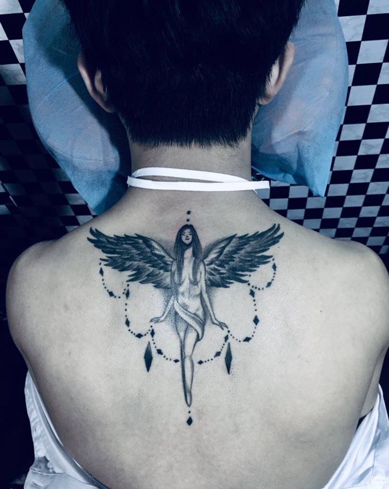 天使恢复一年后纹身图片_背部纹身图案