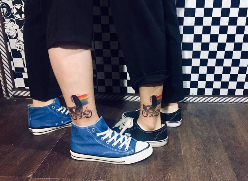 情侣无脸暖男纹身图片_腿部纹身图案