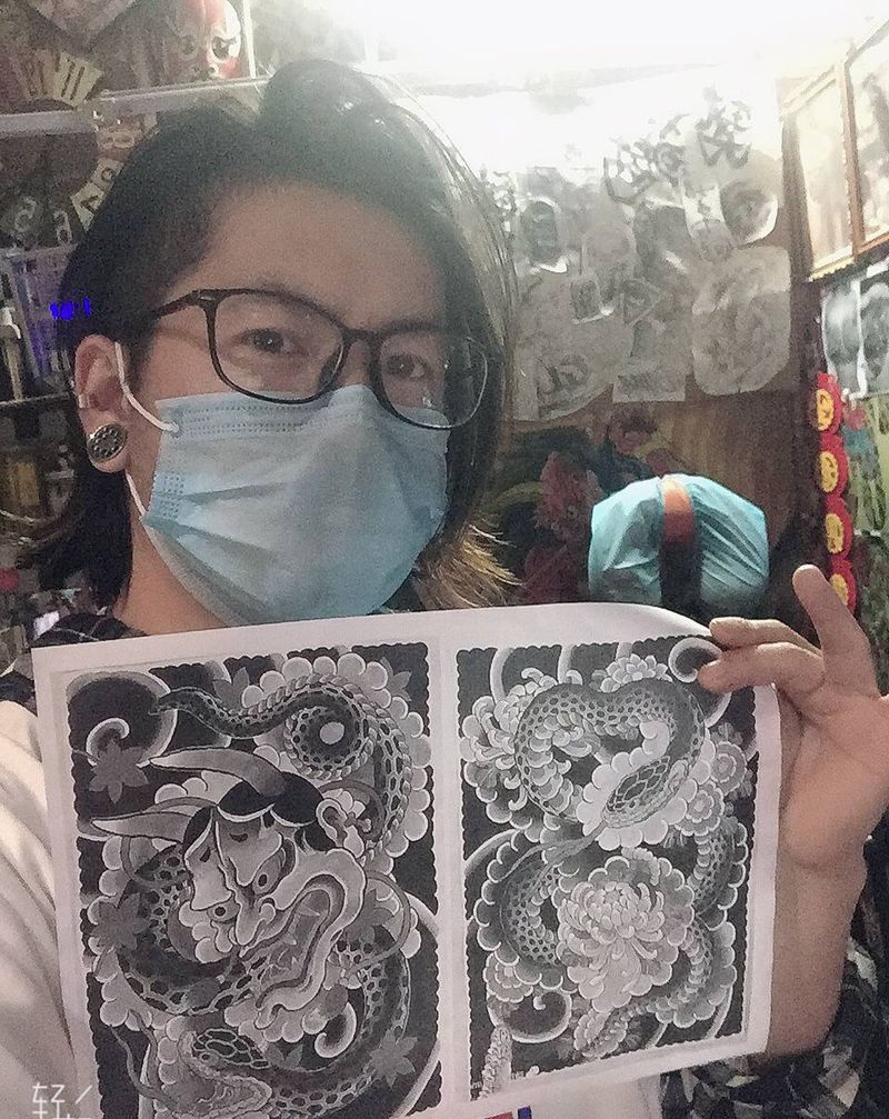 喜欢雕电这两张纹身图片_背部纹身图案