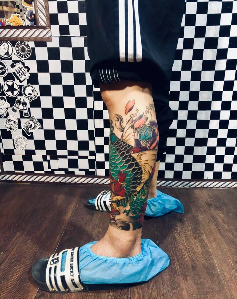 打雾上色进行中纹身图片_腿部纹身图案