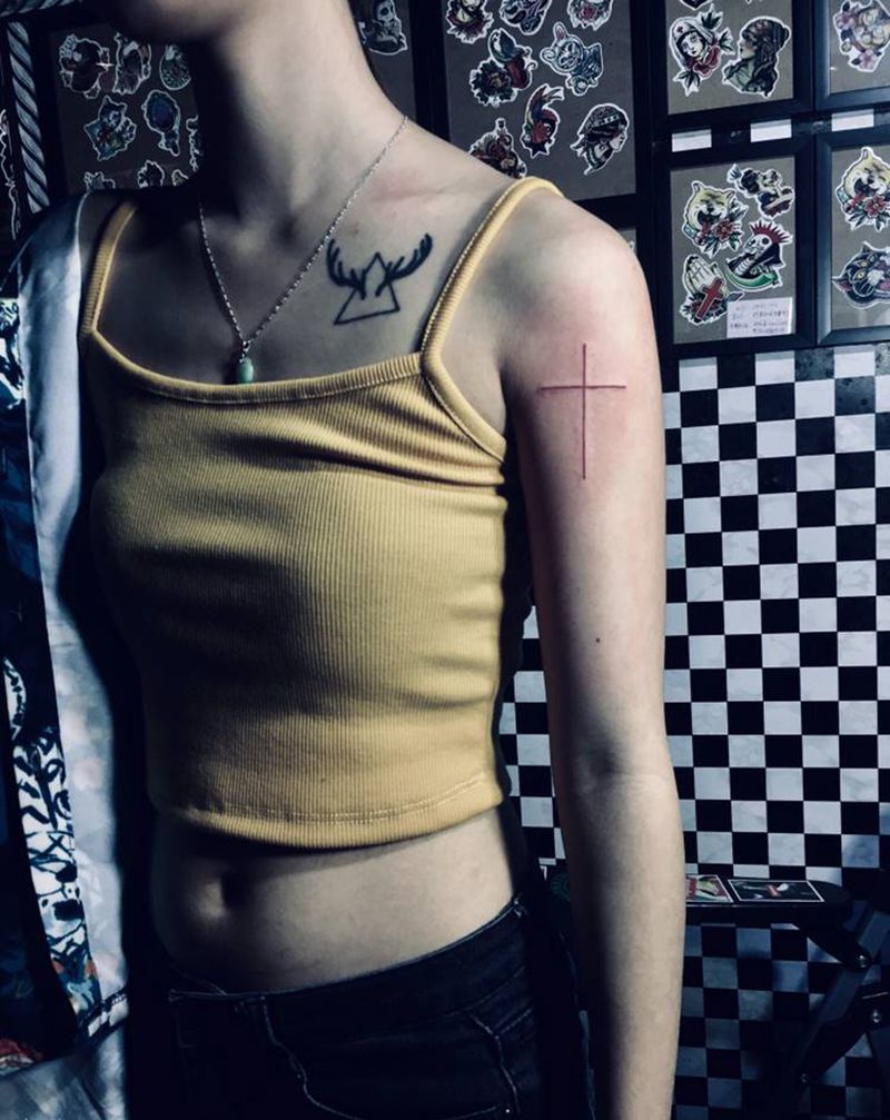 十字架纹身图片_手臂纹身图案