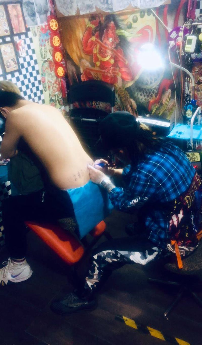 日常纹身图片_腰部纹身图案