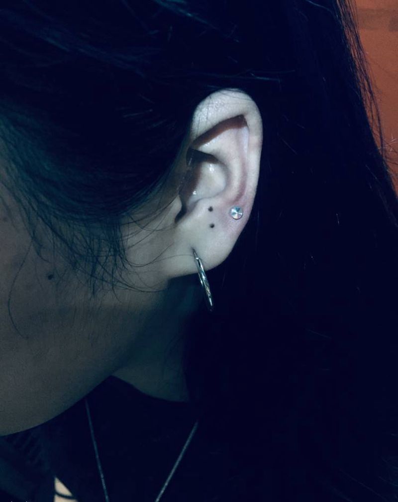 耳钉一枚纹身图片_颈部纹身图案