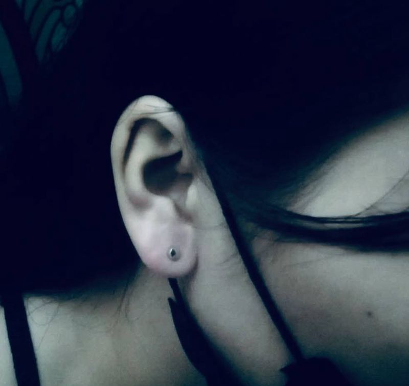 耳钉一枚纹身图片_颈部纹身图案