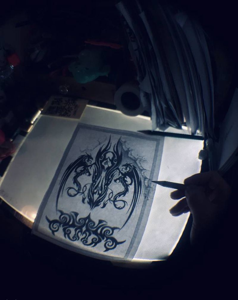 图腾改石雕纹身图片_腿部纹身图案