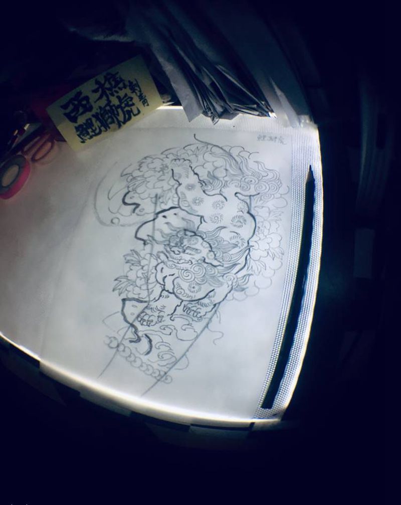 雕电唐狮纹身图片_手臂纹身图案