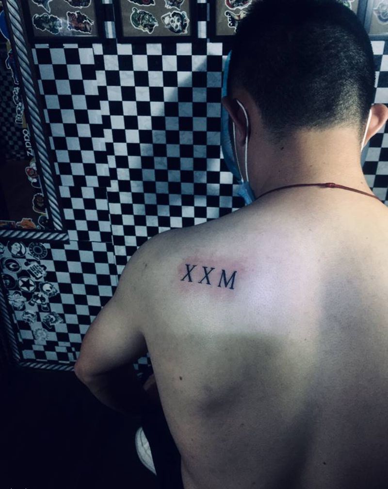 字母纹身图片_背部纹身图案