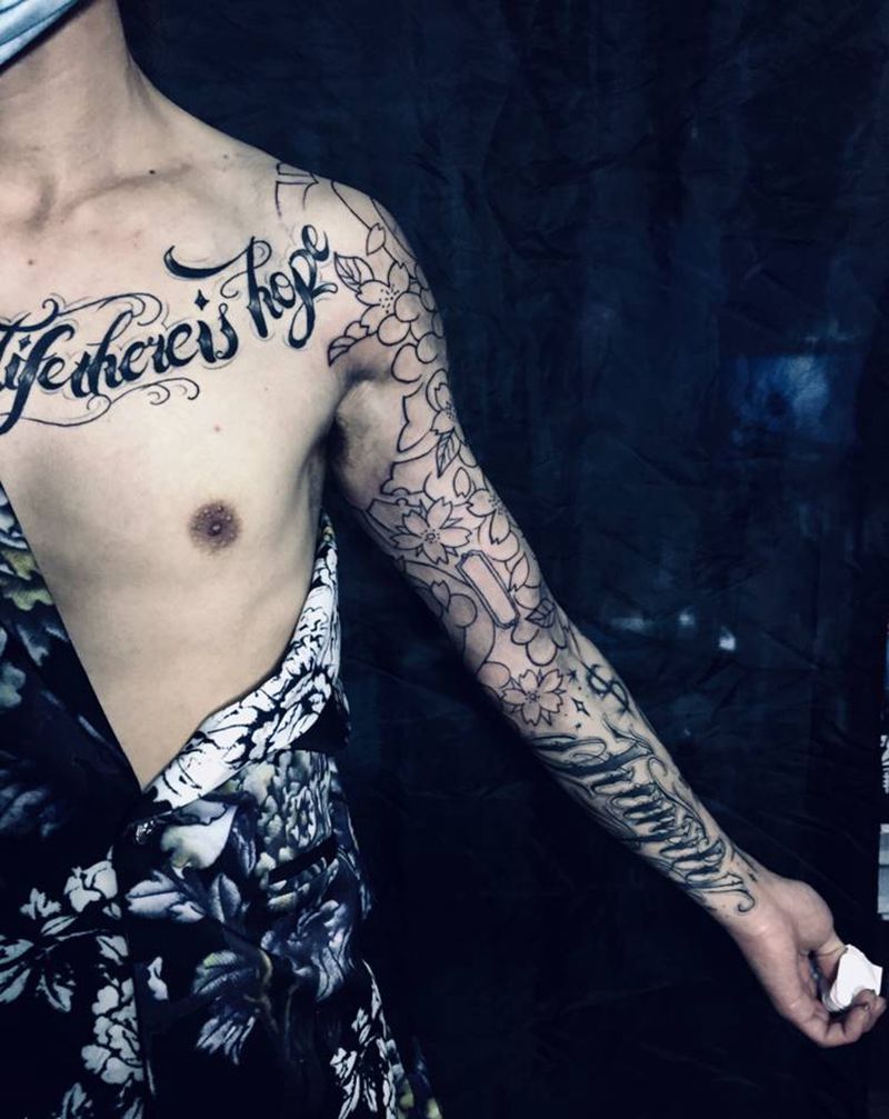 帅哥大臂线条纹身图片_手臂纹身图案