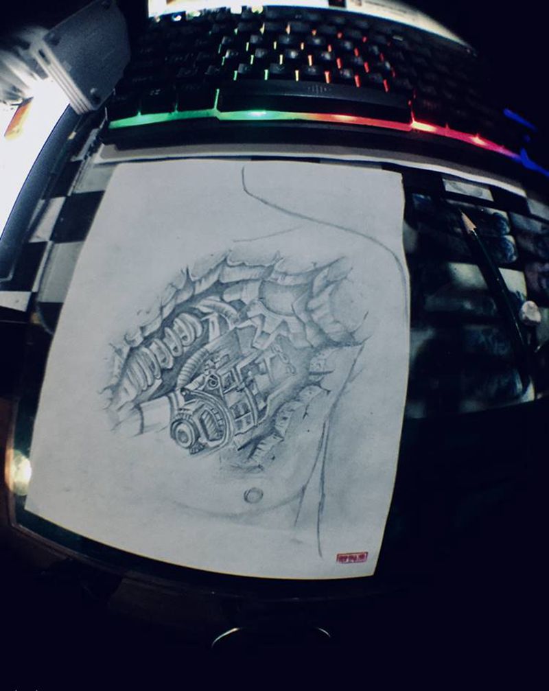 石裂机械纹身图片_胸部纹身图案