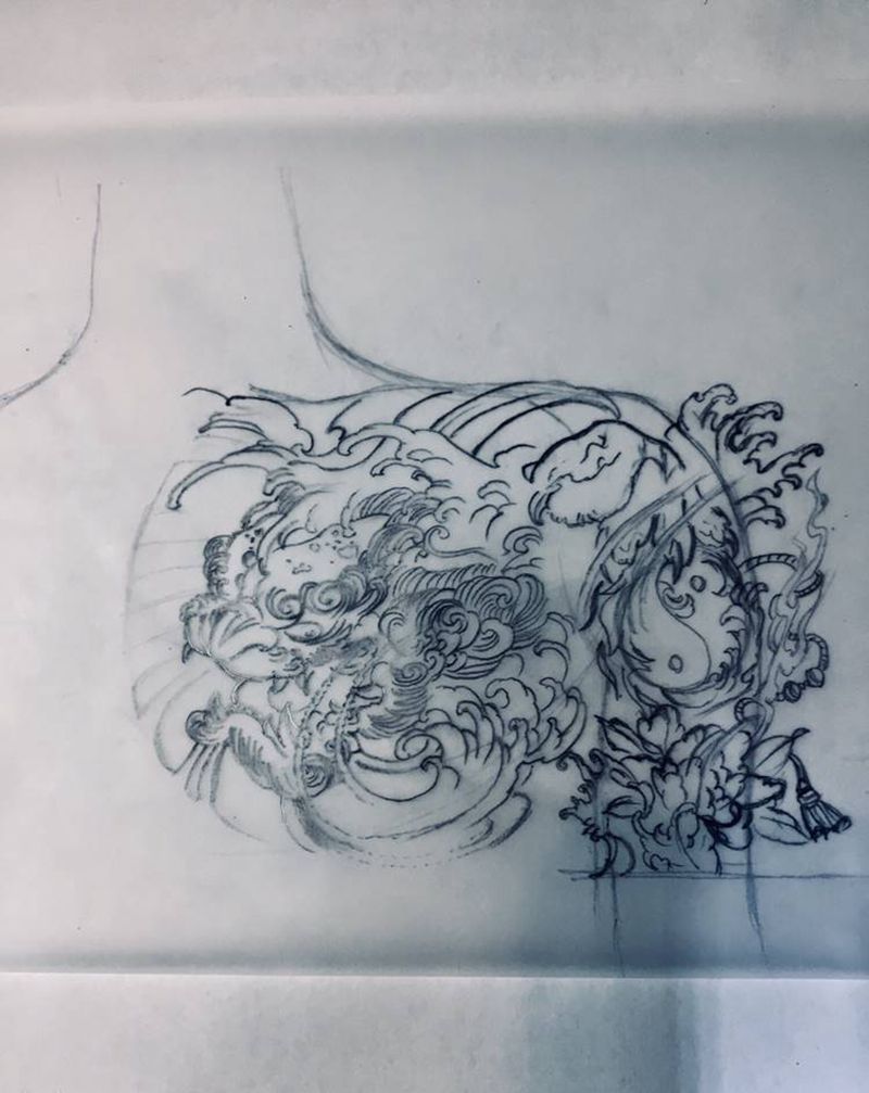 唐狮做遮盖的稿纹身图片_手臂胸部纹身图案