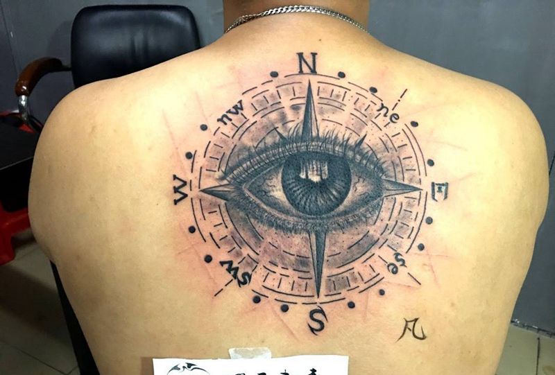 指南针加眼睛纹身图片_成品背部欧美几何原创纹身图案