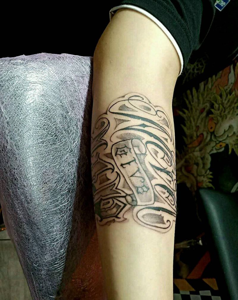 花体英文纹身图片_手臂纹身图案