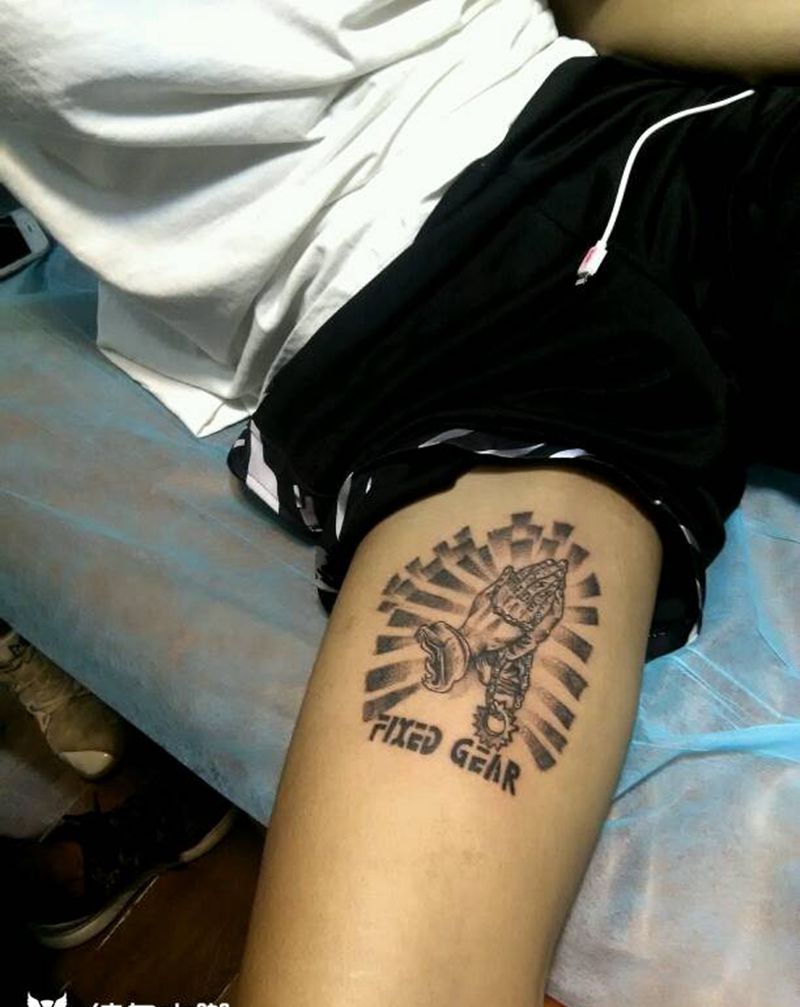 祈祷之手纹身图片_脚部腿部纹身图案