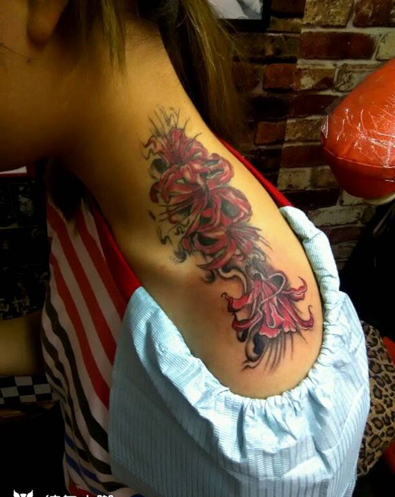 彼岸花添加纹身图片_颈部肩部纹身图案