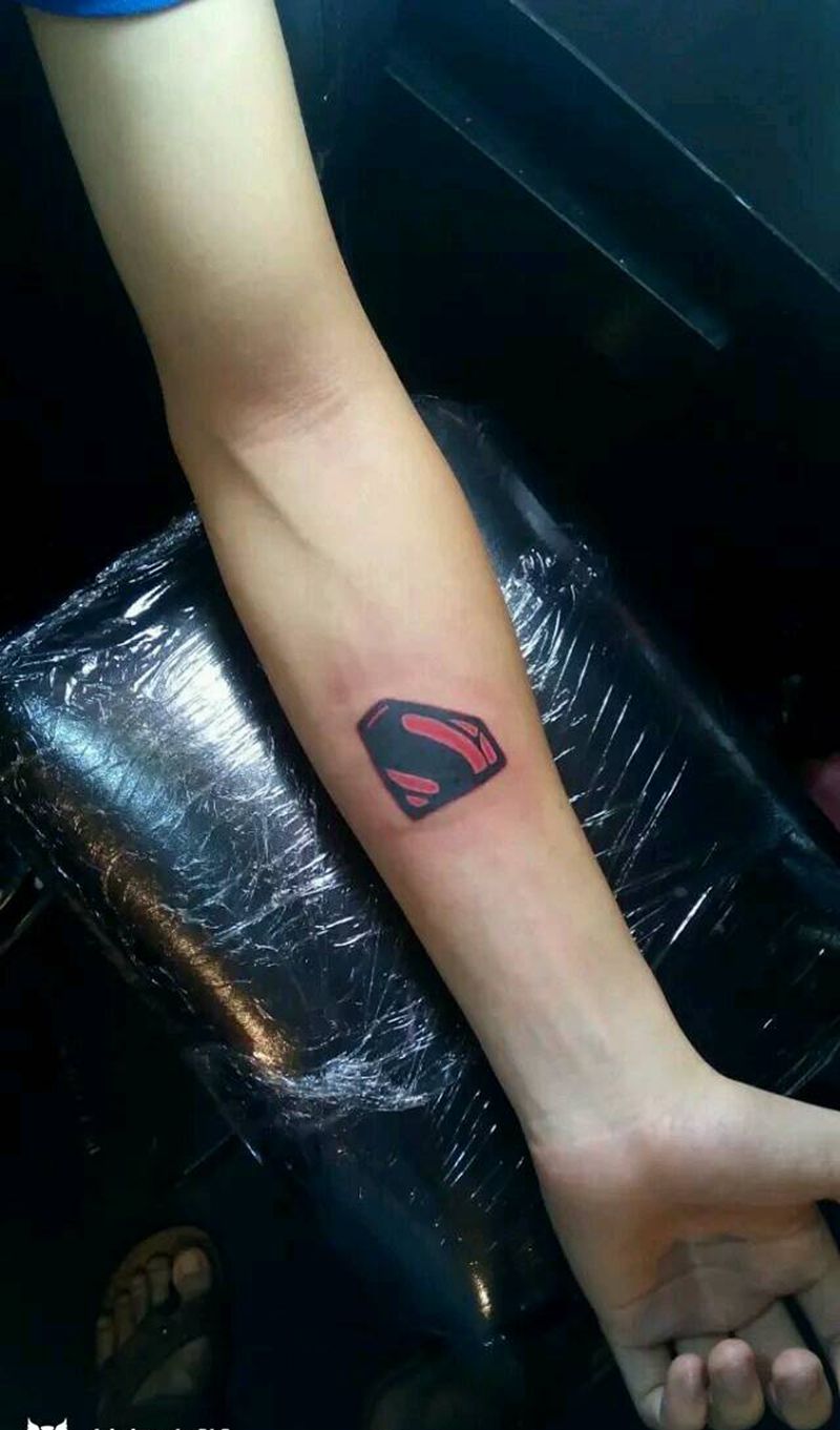 超人标。纹身图片_腹部手部清新图腾成品纹身图案