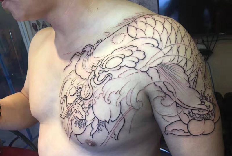 半甲鲤鱼纹身图片_成品肩部胸部传统动物植物纹身图案