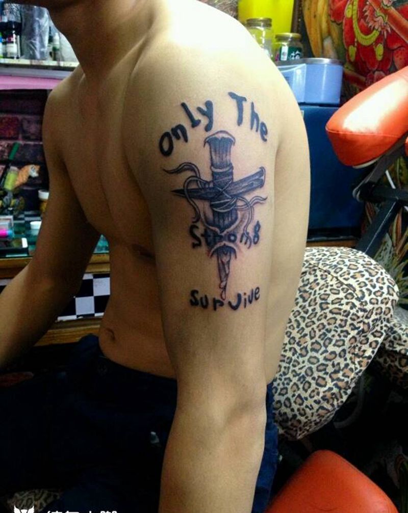 十字架纹身图片