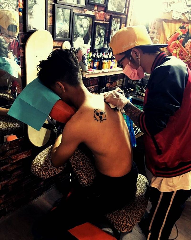 低头族纹身图片