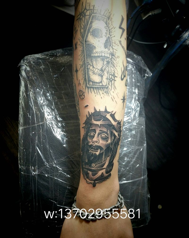 耶稣纹身图片_手臂Old School纹身图案