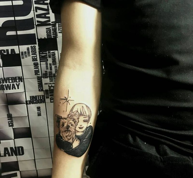 男孩与狗纹身图片_手臂纹身图案