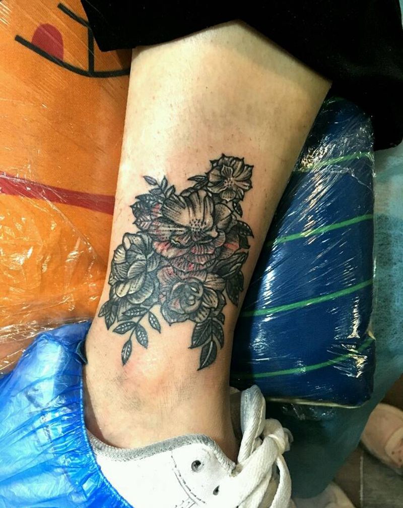 一个遮盖的素花纹身图片