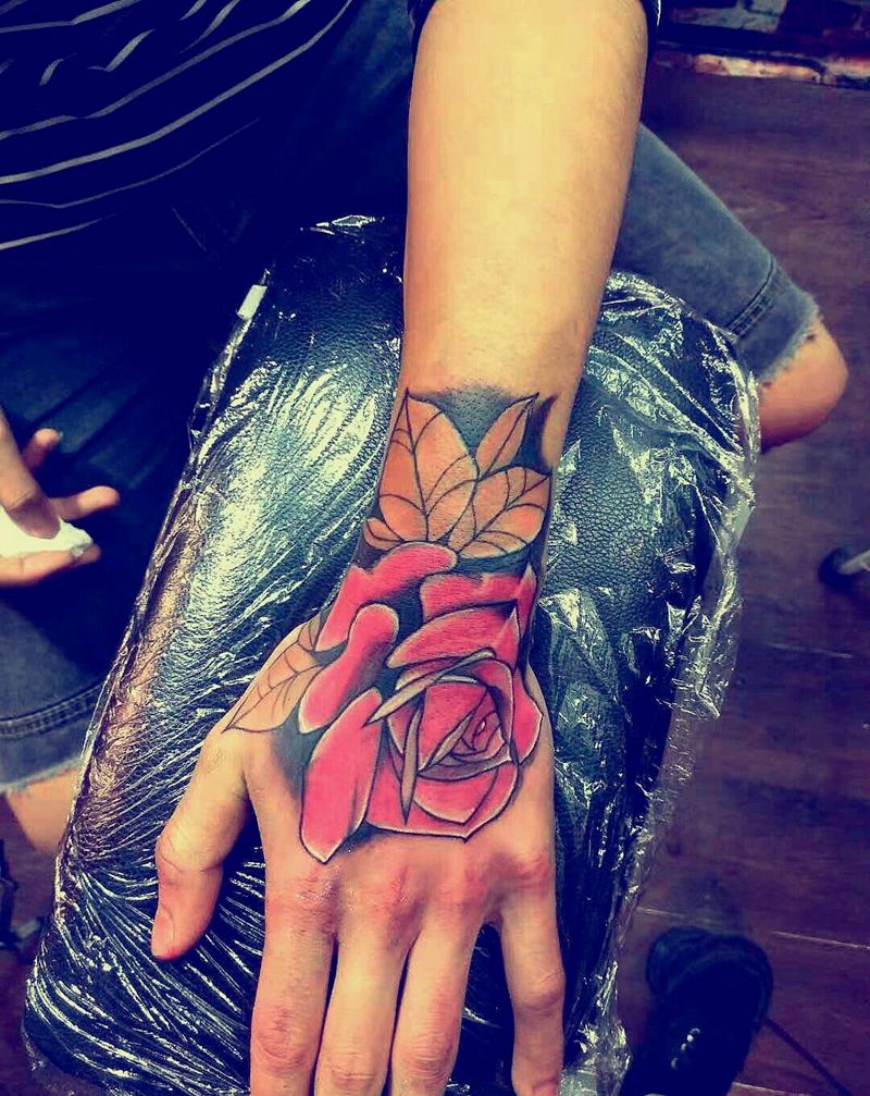 手背玫瑰纹身图片