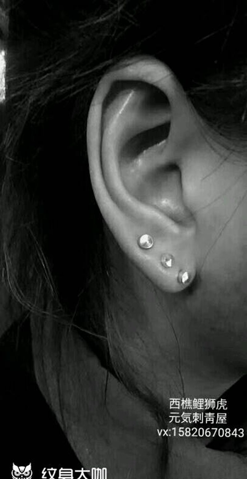 耳钉纹身图片