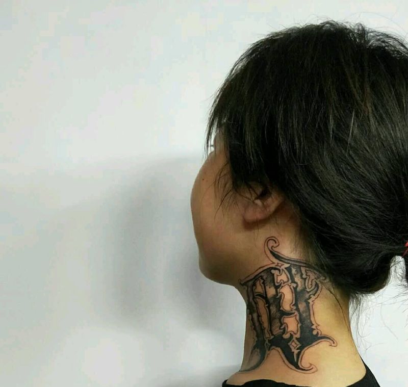 M纹身图片_颈部纹身图案