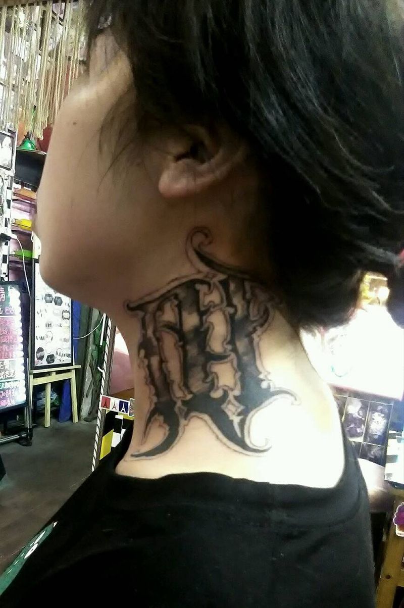 字母奇卡诺纹身图片_颈部纹身图案