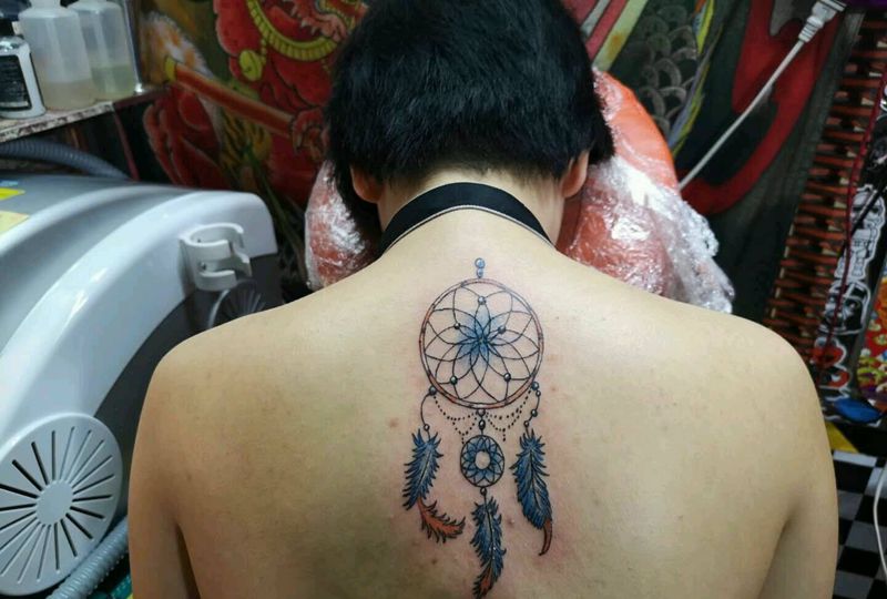 捕梦网纹身图片_背部纹身图案