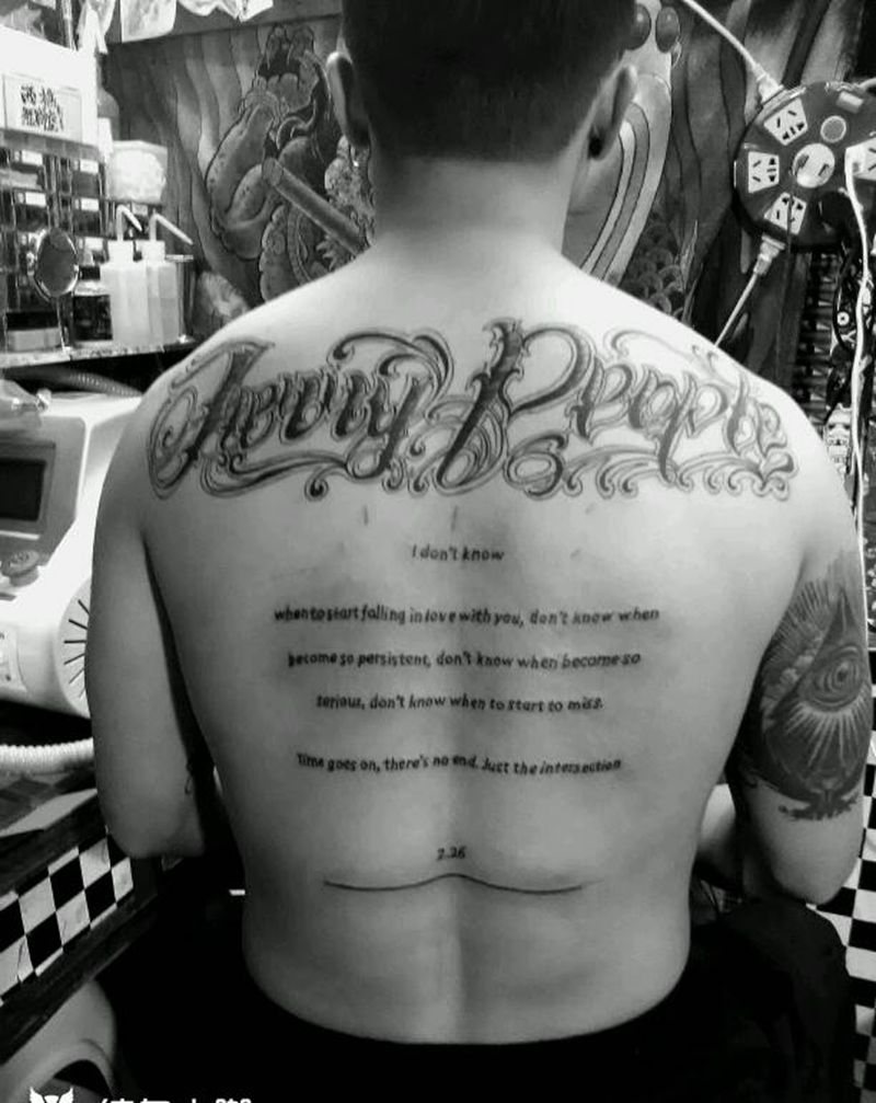 大半满背都是英文纹身图片