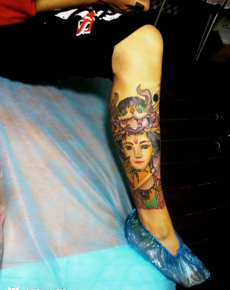 彩色艺妓纹身图片_腿部纹身图案