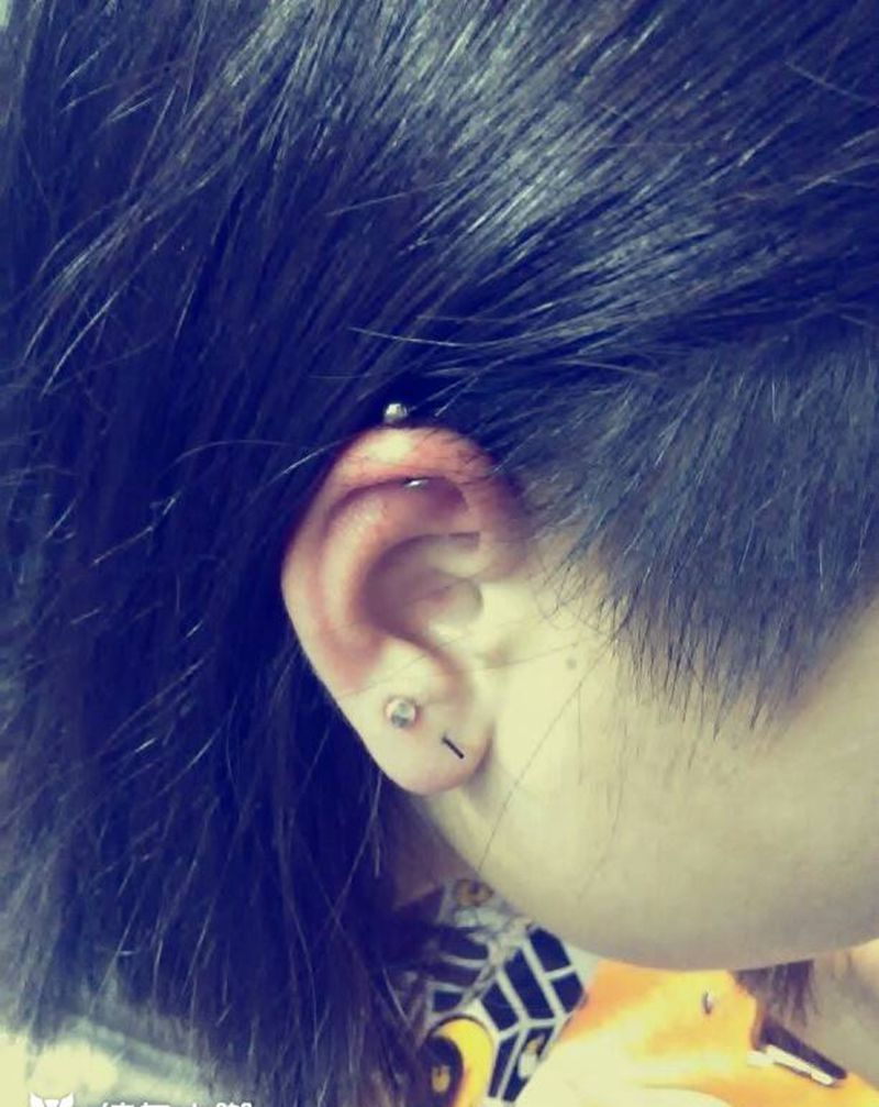 耳廓钉纹身图片
