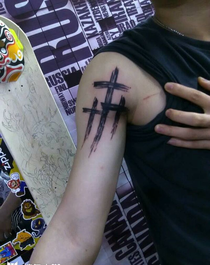 十字架纹身图片_手臂纹身图案