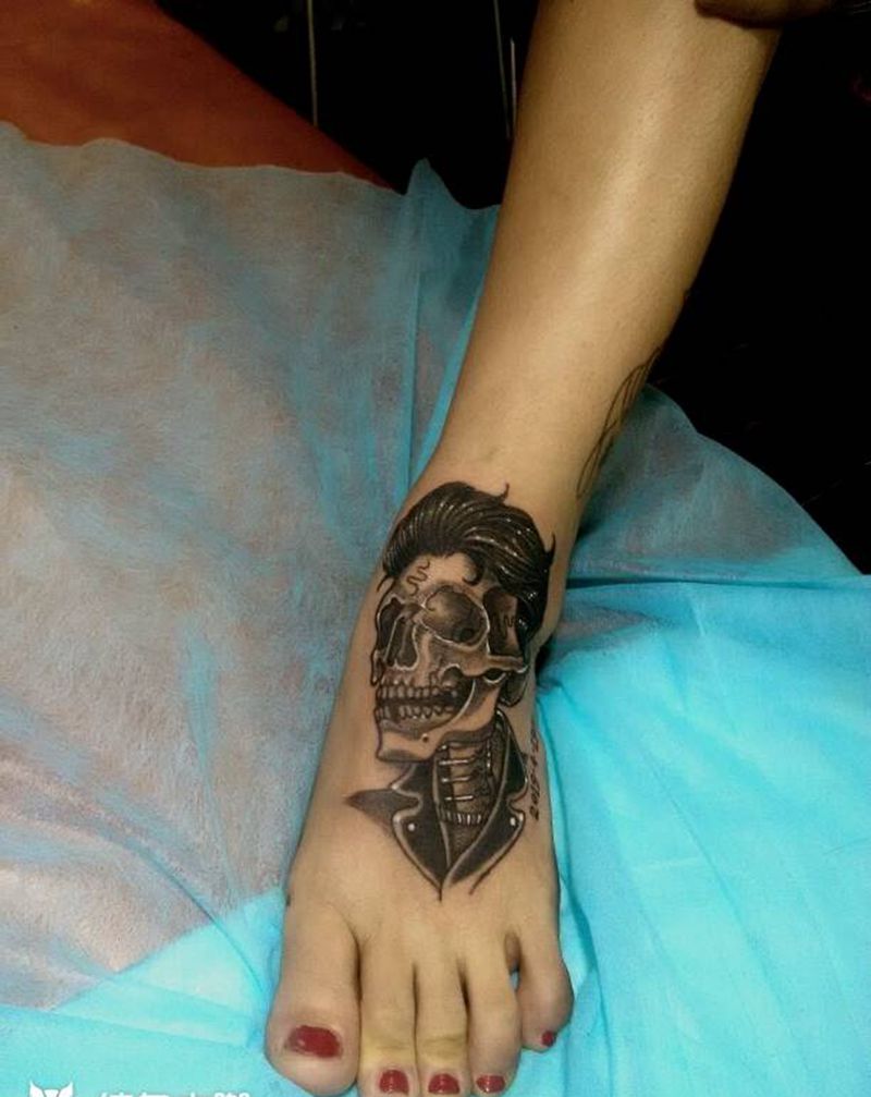 美女脚背骷颅纹身图片_脚部纹身图案