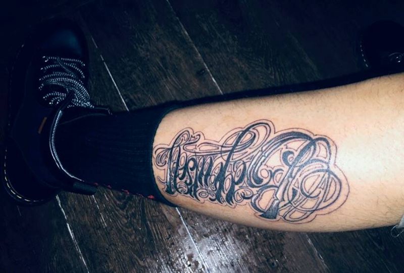 花体英文做你自己纹身图片