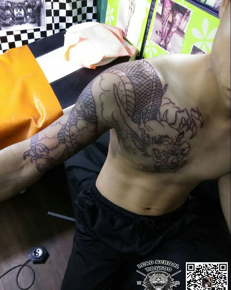 过肩龙线条纹身图片