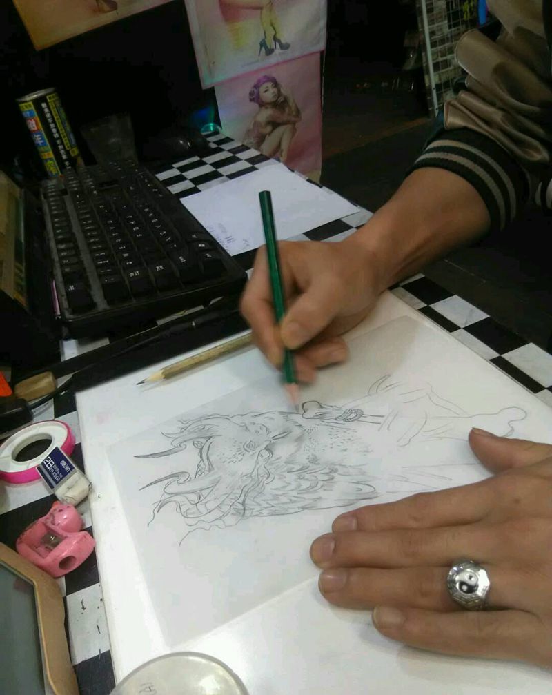 绘画课纹身图片