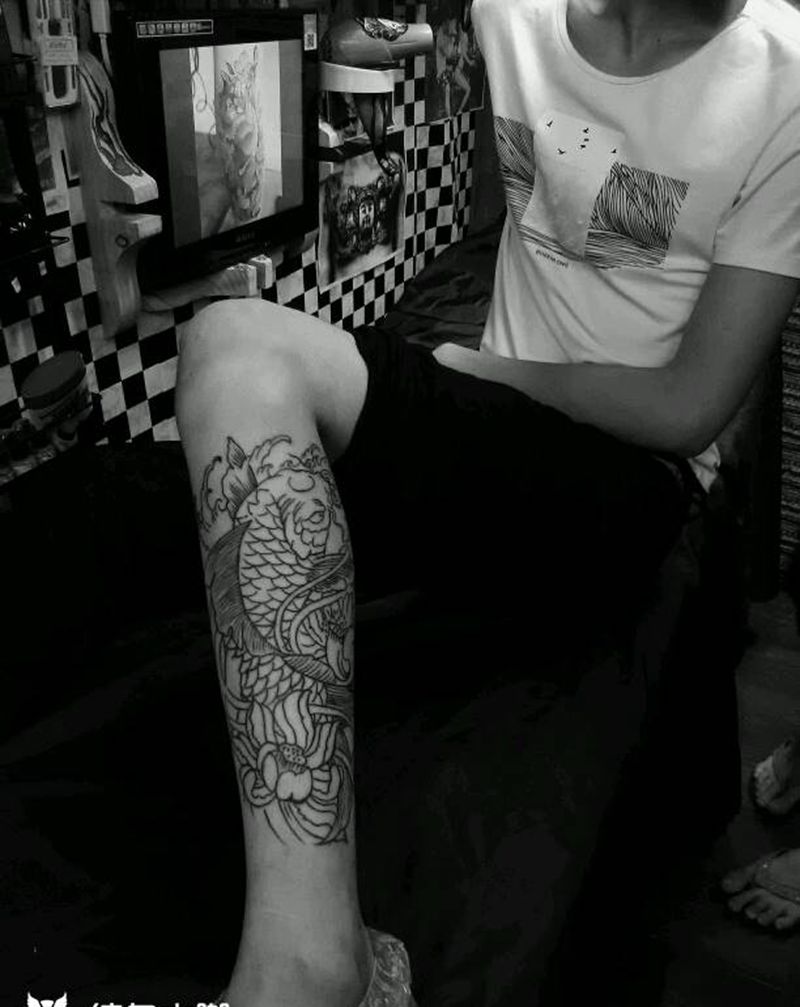 鲤鱼线条纹身图片