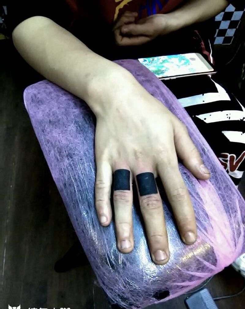 黑方块遮盖纹身图片_手部纹身图案