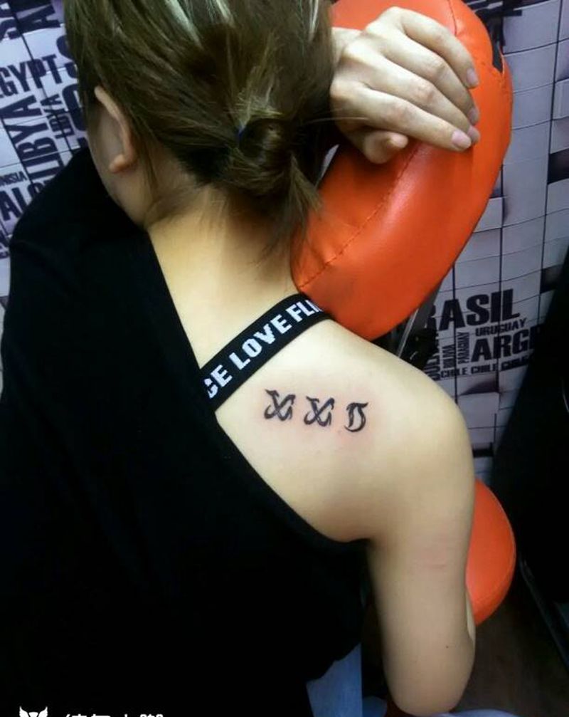 小英文纹身图片_肩部纹身图案