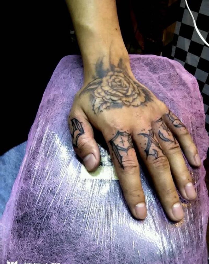 手指包扎纹身图片