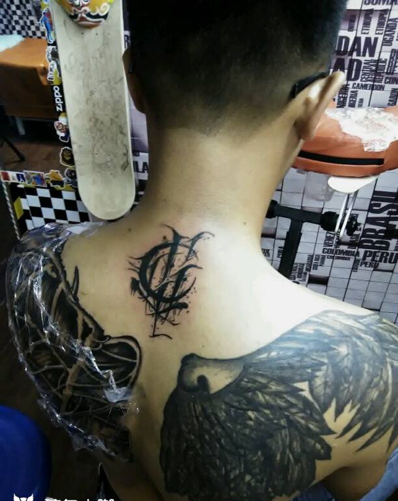 英文纹身图片_颈部纹身图案