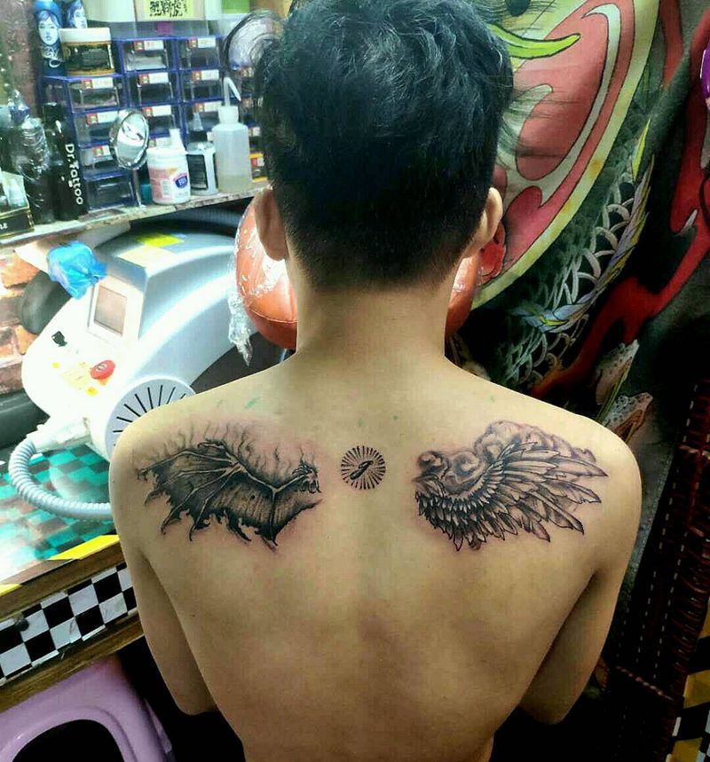 为二维翅膀纹身图片_背部纹身图案