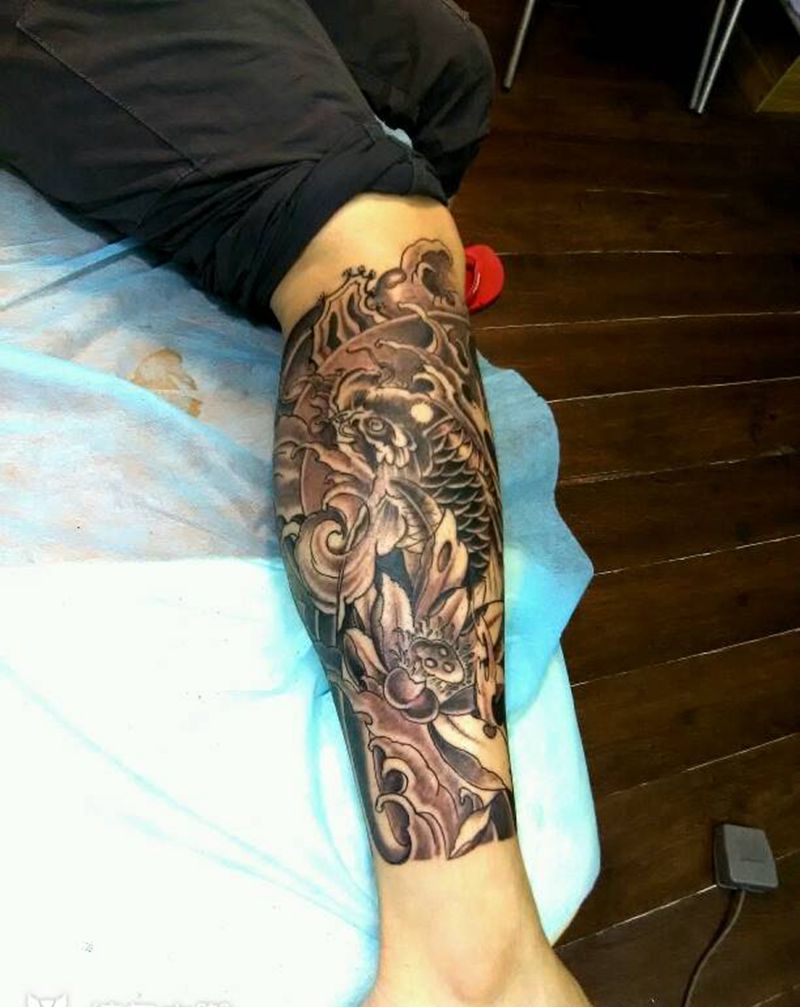 还未扎完的鱼纹身图片_腿部纹身图案