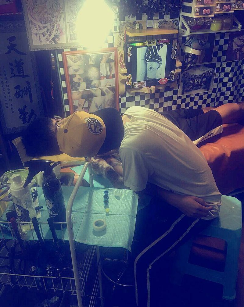 如果是美女请抱紧点纹身图片