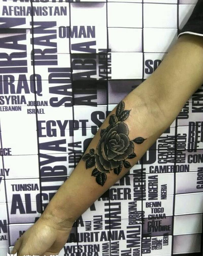 黑灰玫瑰纹身图片_手臂纹身图案