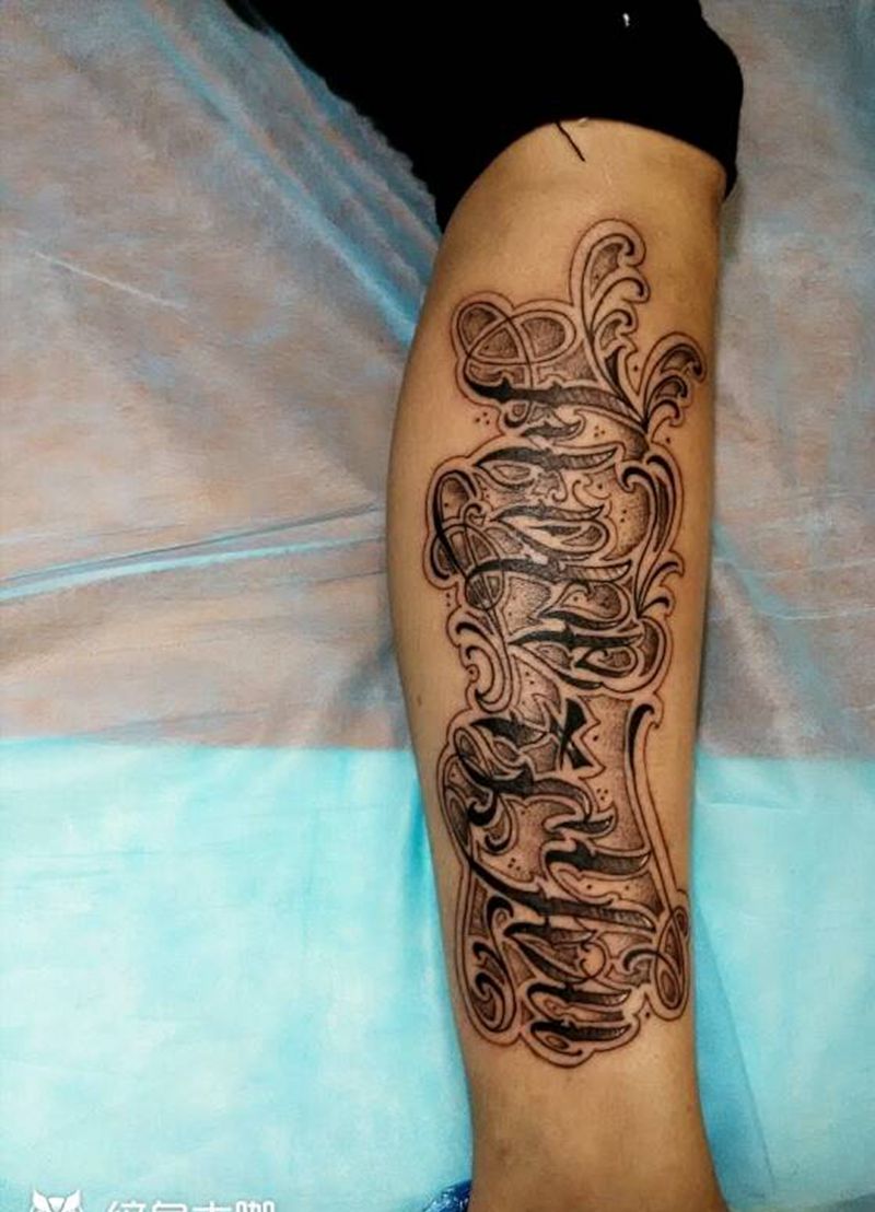 小腿花体纹身图片_腿部纹身图案