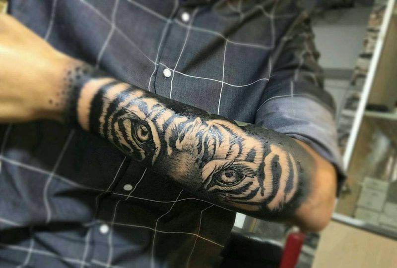 小黑臂纹身图片_手臂欧美动物成品纹身图案